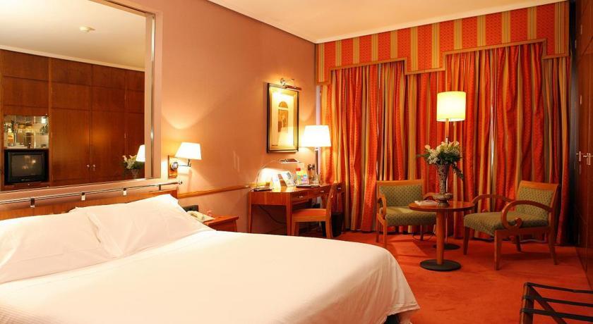 ホテル パラフォックス サラゴサ エクステリア 写真 A room at the hotel