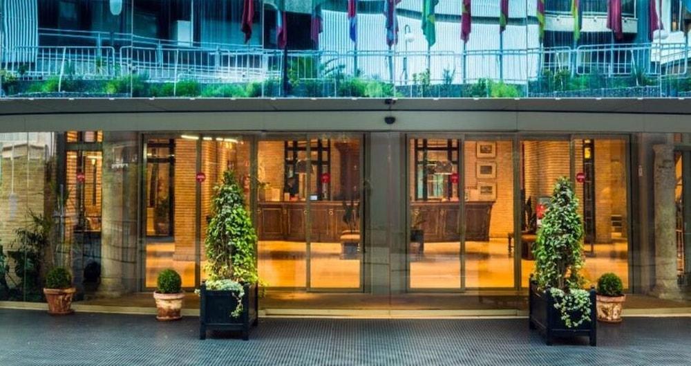 ホテル パラフォックス サラゴサ エクステリア 写真 Entrance to the hotel