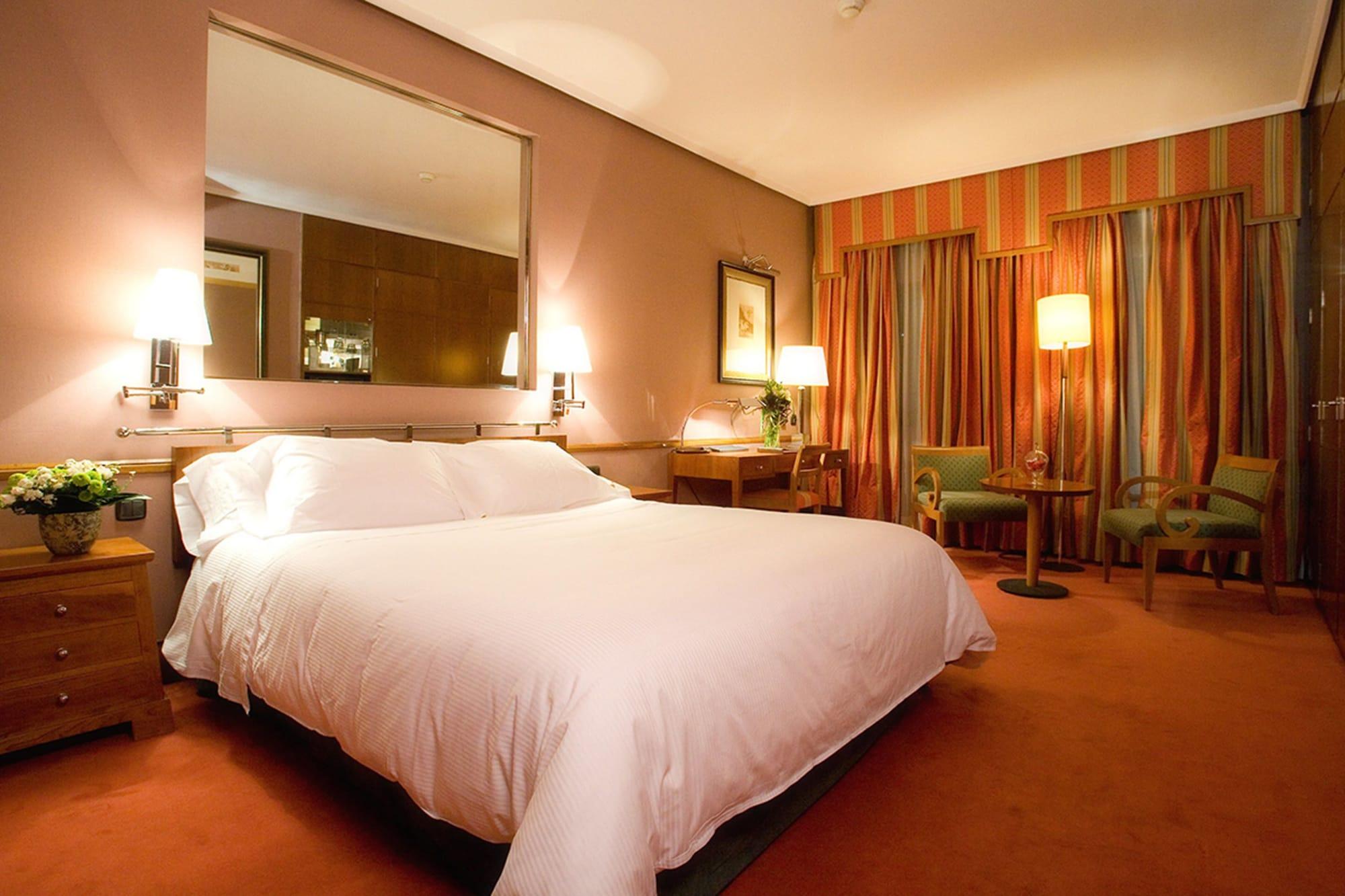 ホテル パラフォックス サラゴサ エクステリア 写真 A bedroom at the InterContinental Madrid