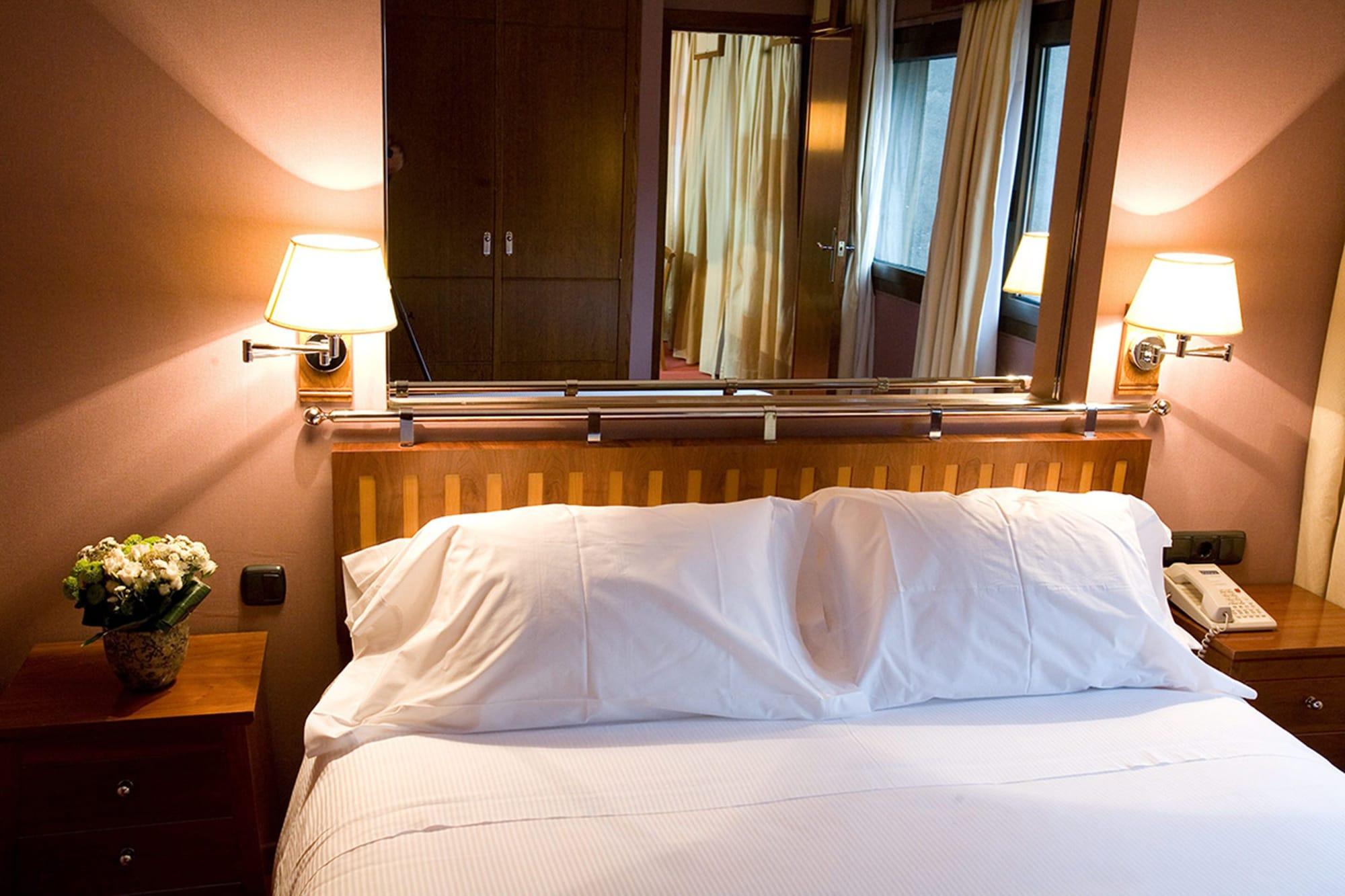 ホテル パラフォックス サラゴサ エクステリア 写真 A room at the hotel