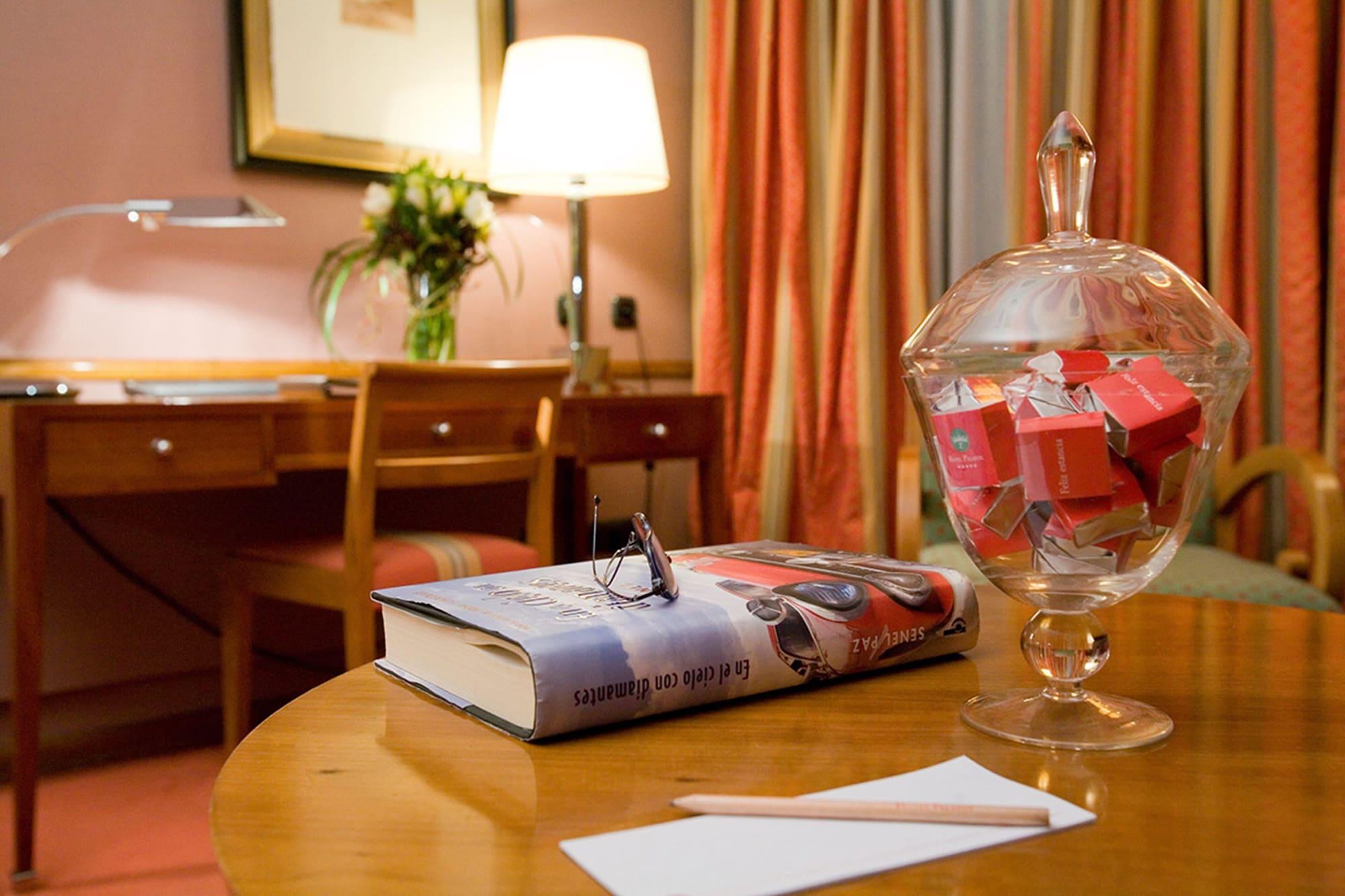 ホテル パラフォックス サラゴサ エクステリア 写真 A room at the hotel