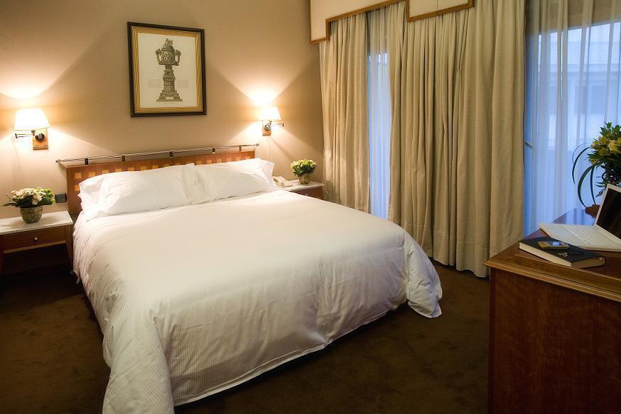 ホテル パラフォックス サラゴサ エクステリア 写真 A bedroom at the hotel