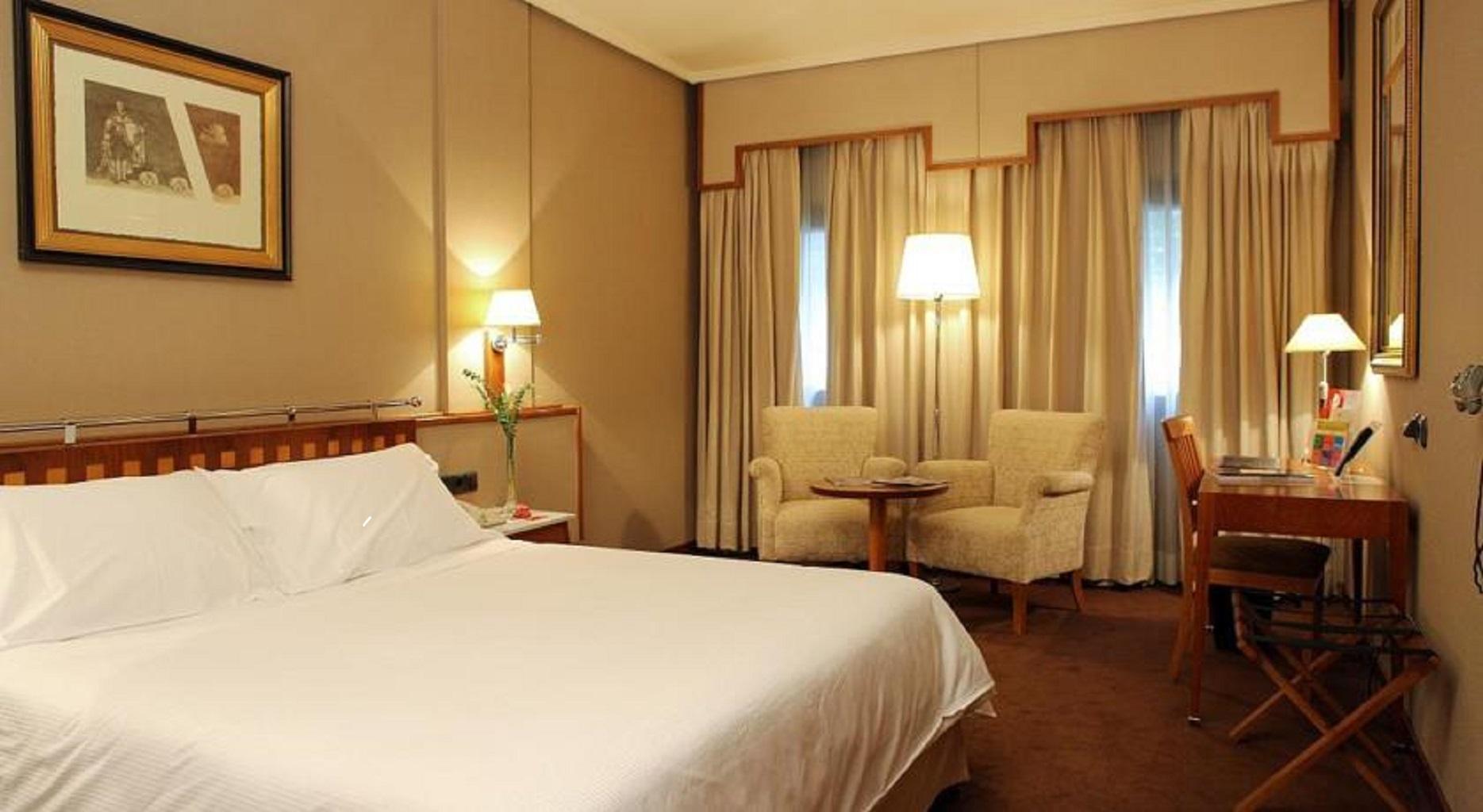 ホテル パラフォックス サラゴサ エクステリア 写真 A room at the hotel