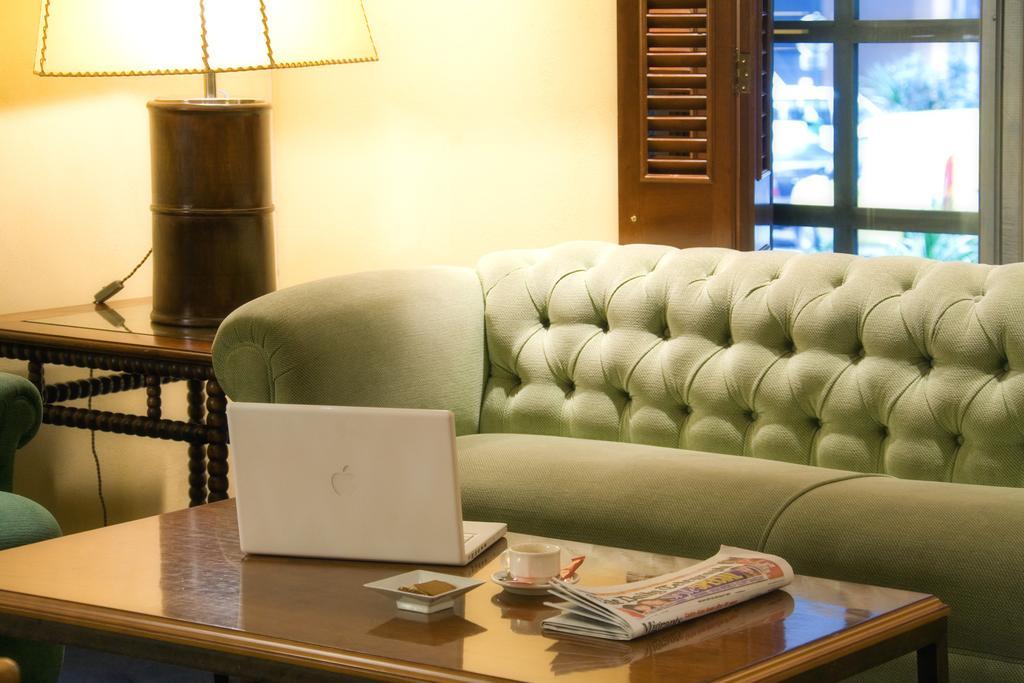 ホテル パラフォックス サラゴサ エクステリア 写真 A couch in a living room