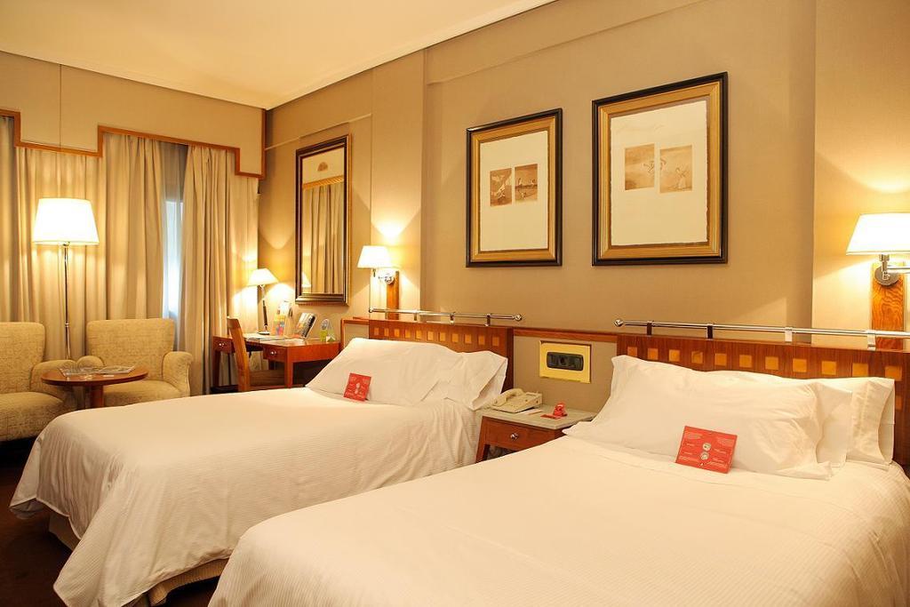 ホテル パラフォックス サラゴサ エクステリア 写真 A room at the hotel