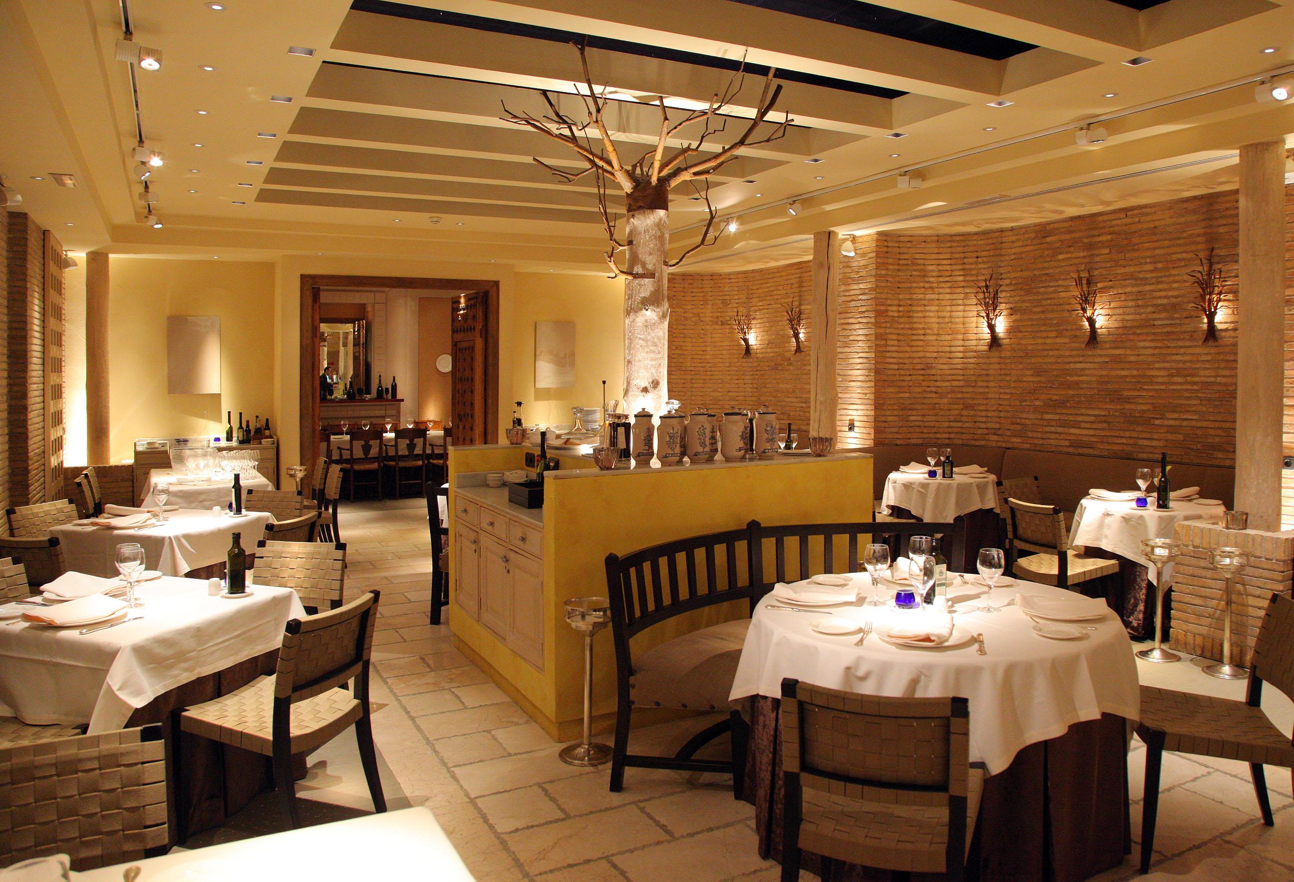 ホテル パラフォックス サラゴサ エクステリア 写真 Interior of the restaurant