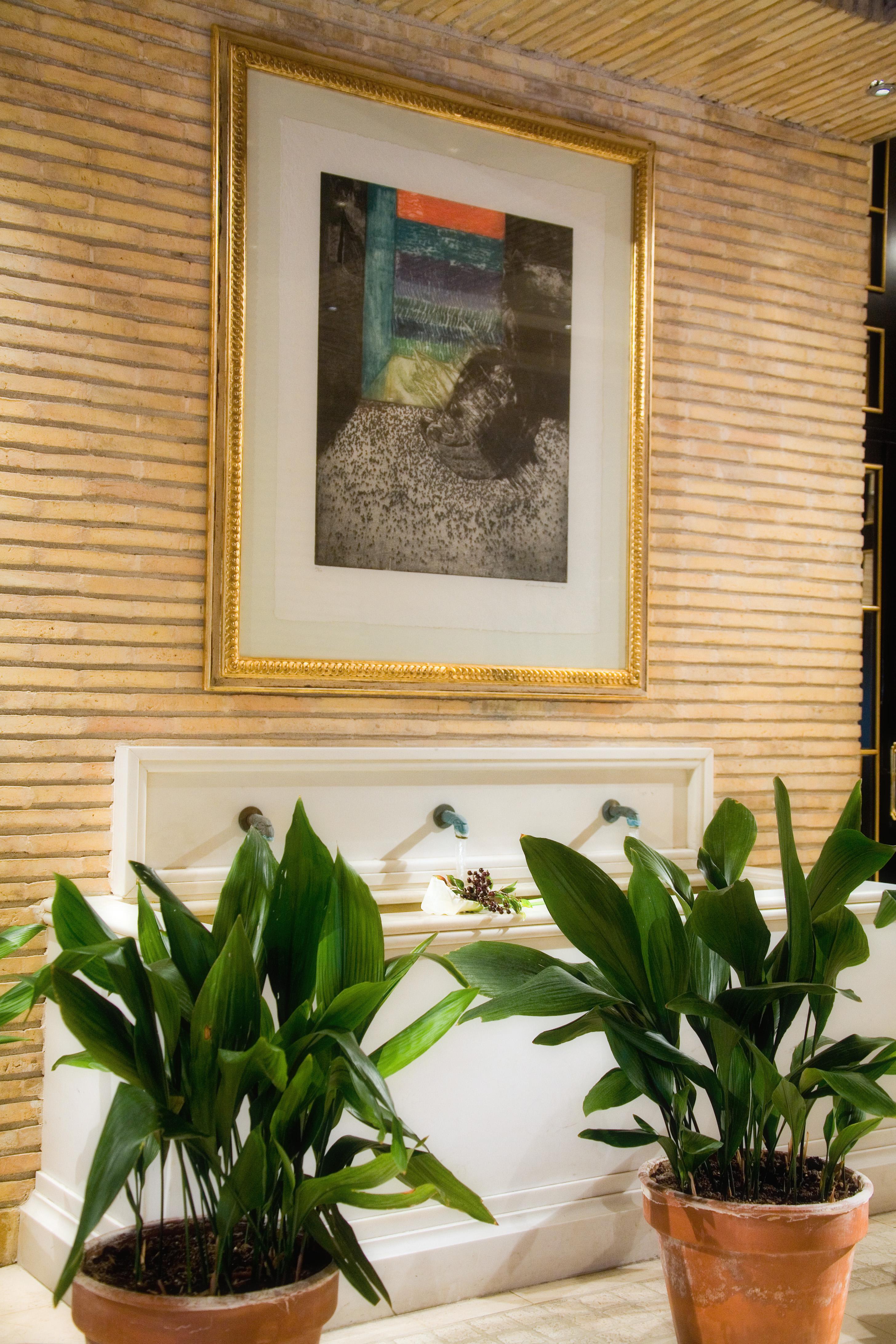 ホテル パラフォックス サラゴサ 部屋 写真 A framed print of a photograph by the artist