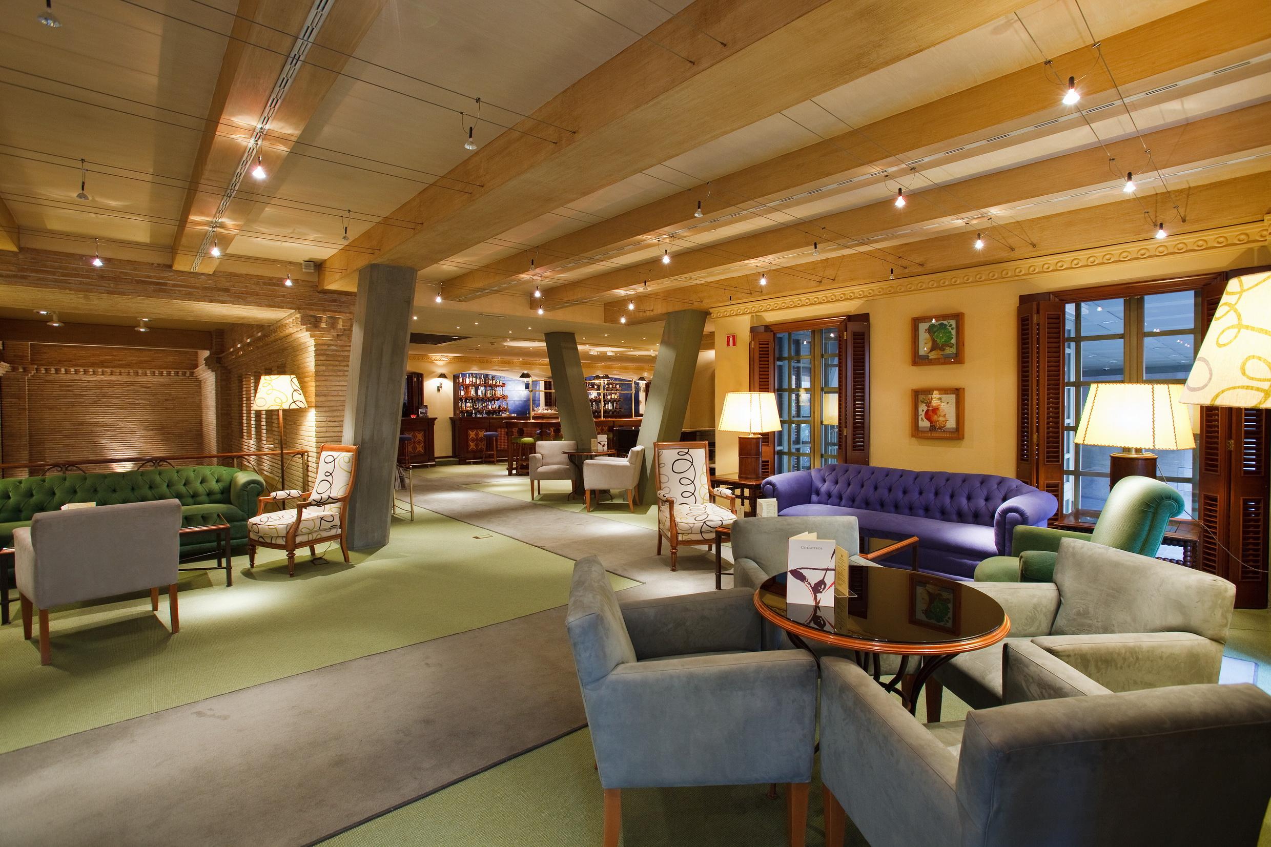 ホテル パラフォックス サラゴサ エクステリア 写真 The lounge at the airport