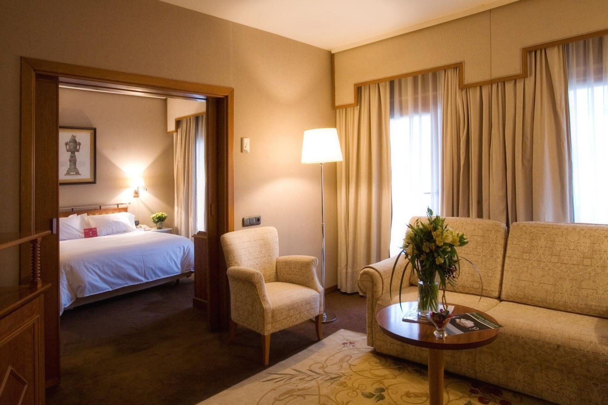 ホテル パラフォックス サラゴサ エクステリア 写真 A suite at the Hotel Palace Madrid