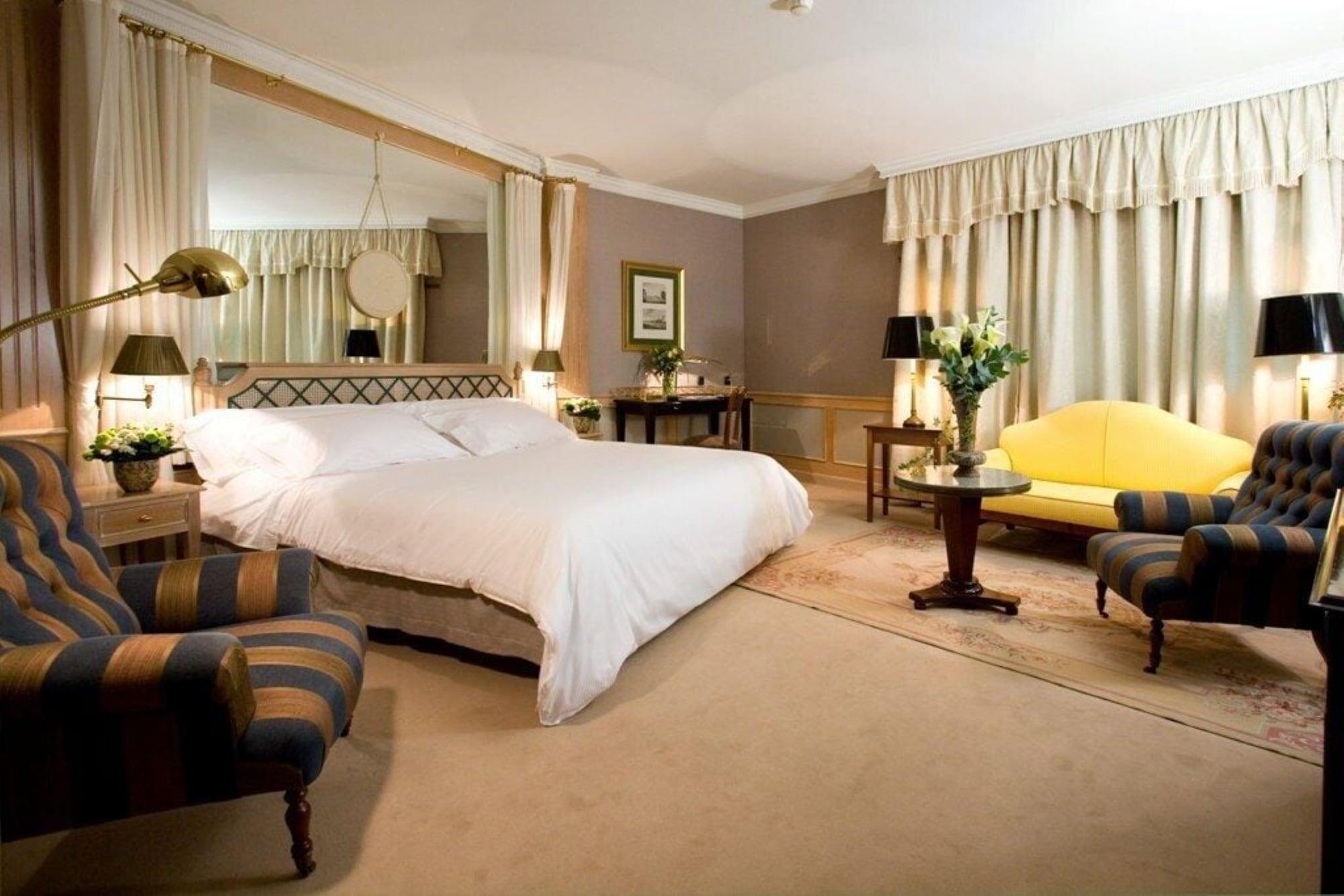 ホテル パラフォックス サラゴサ エクステリア 写真 A suite at the hotel