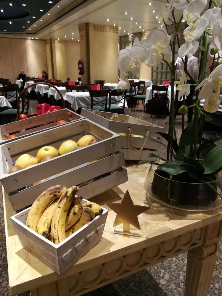 ホテル パラフォックス サラゴサ エクステリア 写真 Fruit at a buffet