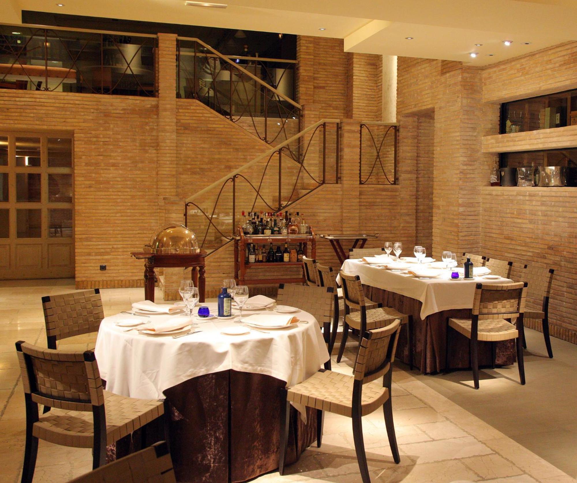 ホテル パラフォックス サラゴサ エクステリア 写真 Interior of the restaurant