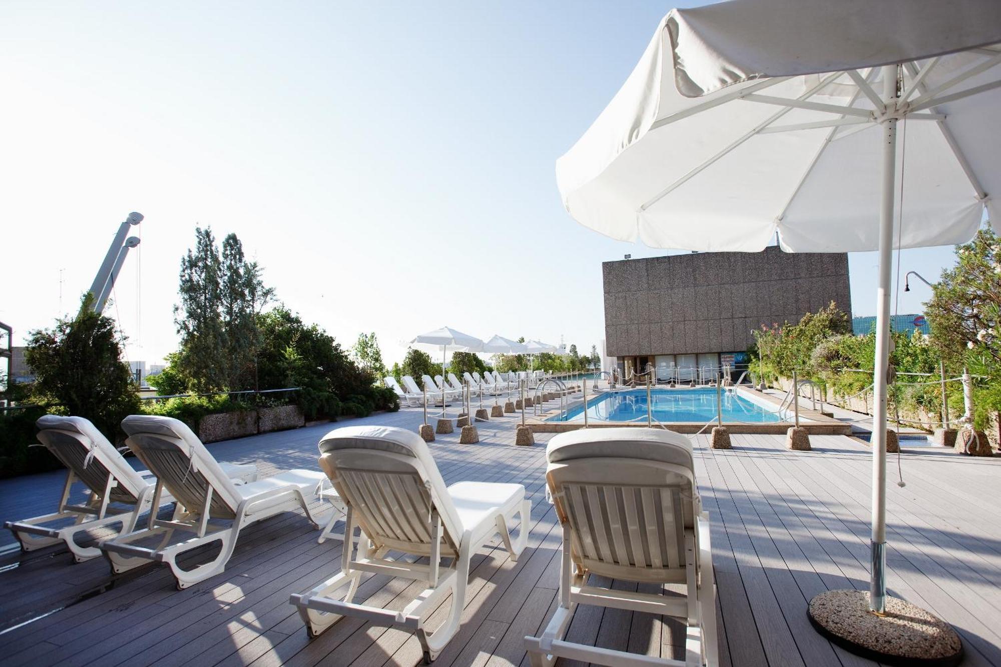 ホテル パラフォックス サラゴサ 設備 写真 The rooftop pool at the hotel