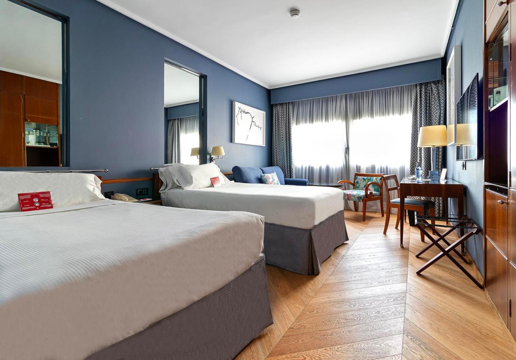 ホテル パラフォックス サラゴサ エクステリア 写真 A room at the hotel