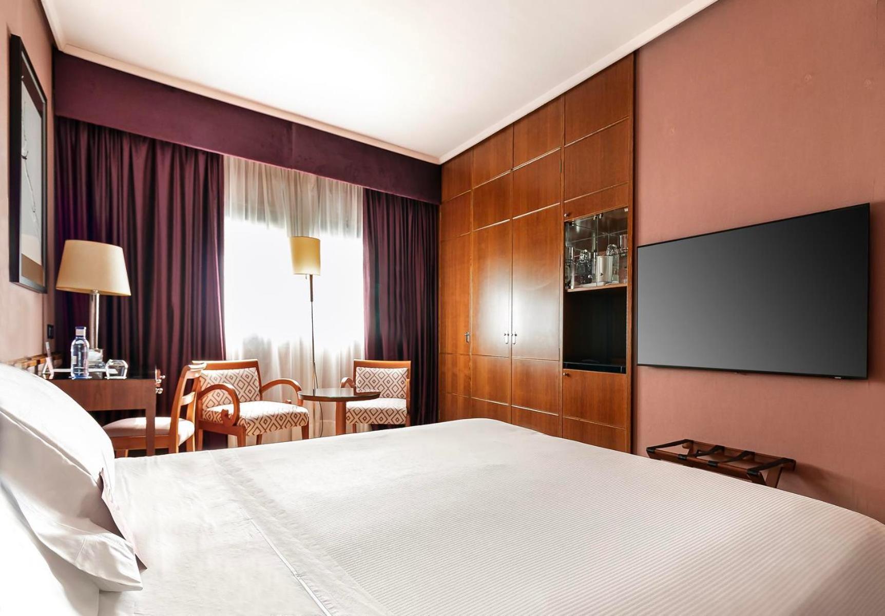 ホテル パラフォックス サラゴサ エクステリア 写真 A room at the hotel
