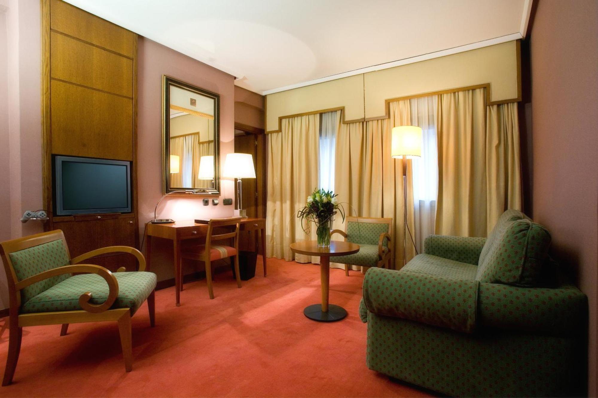 ホテル パラフォックス サラゴサ エクステリア 写真 A suite at the Hotel Excelsior