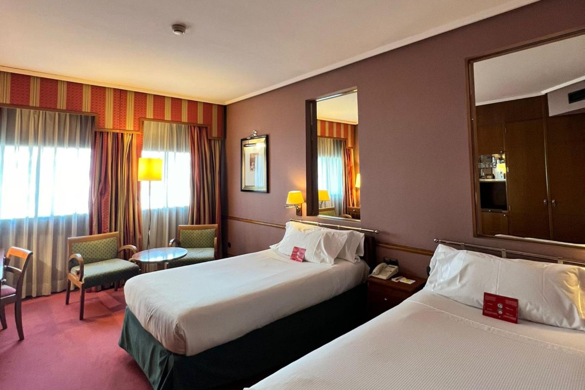 ホテル パラフォックス サラゴサ エクステリア 写真 A room at the hotel