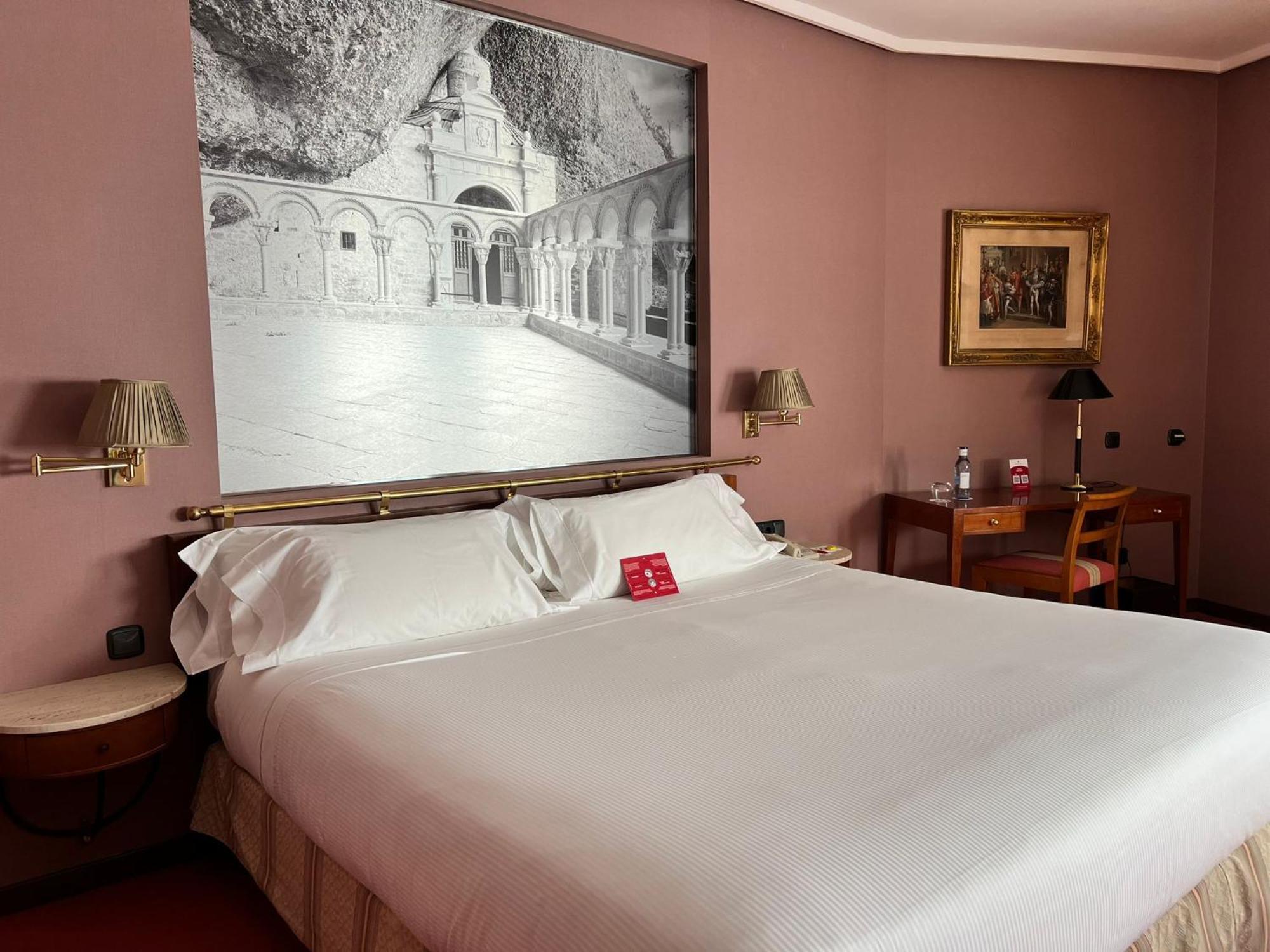 ホテル パラフォックス サラゴサ エクステリア 写真 A room at the hotel