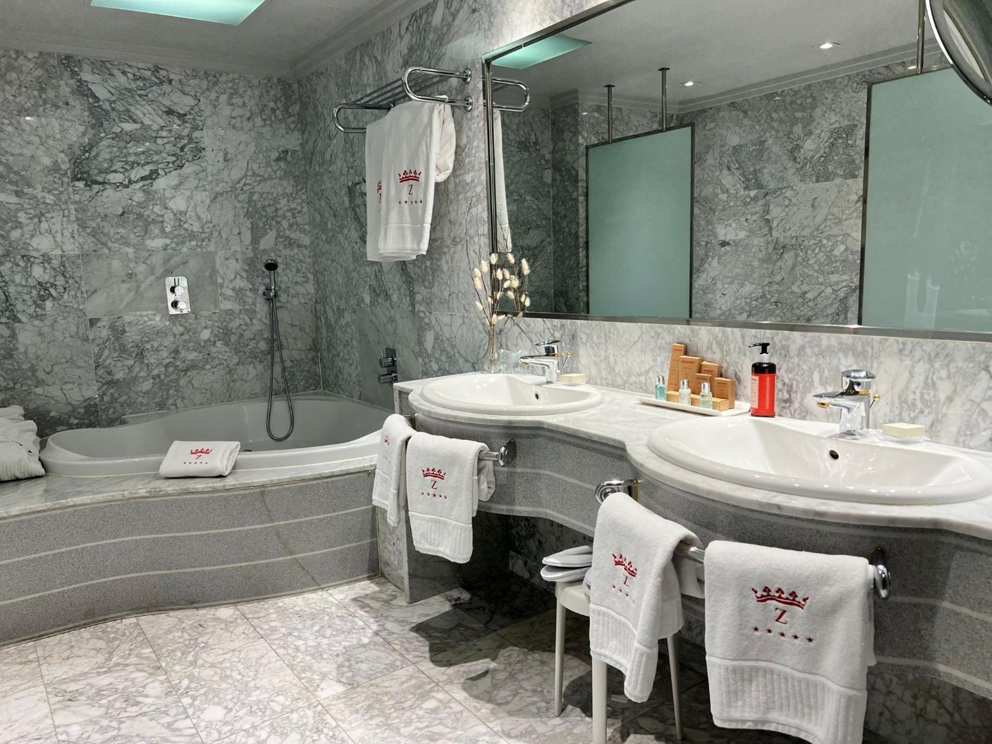 ホテル パラフォックス サラゴサ エクステリア 写真 Bathroom