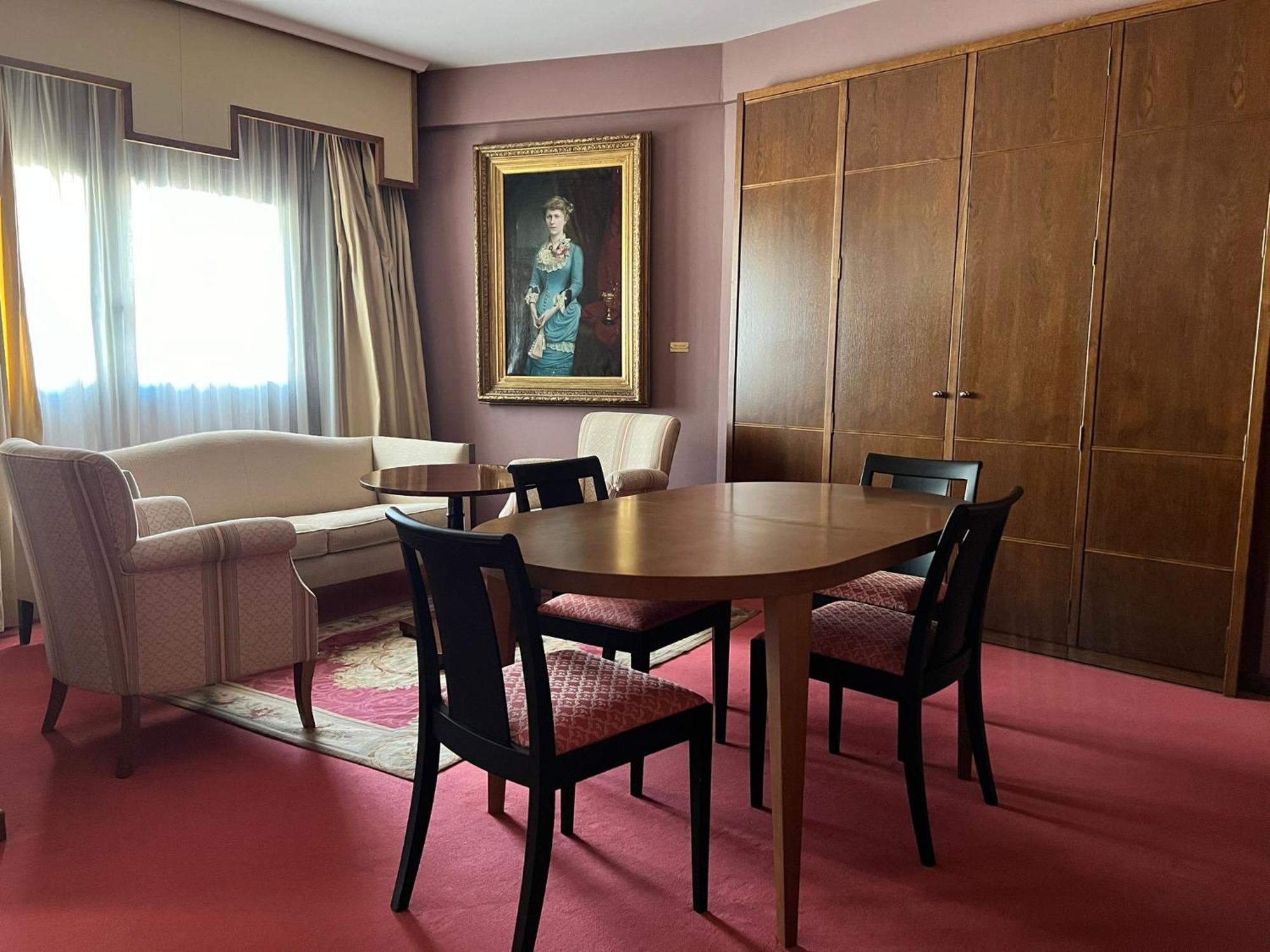 ホテル パラフォックス サラゴサ エクステリア 写真 The living room of the suite