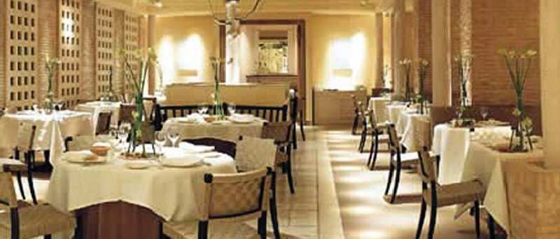 ホテル パラフォックス サラゴサ レストラン 写真 Interior of the restaurant
