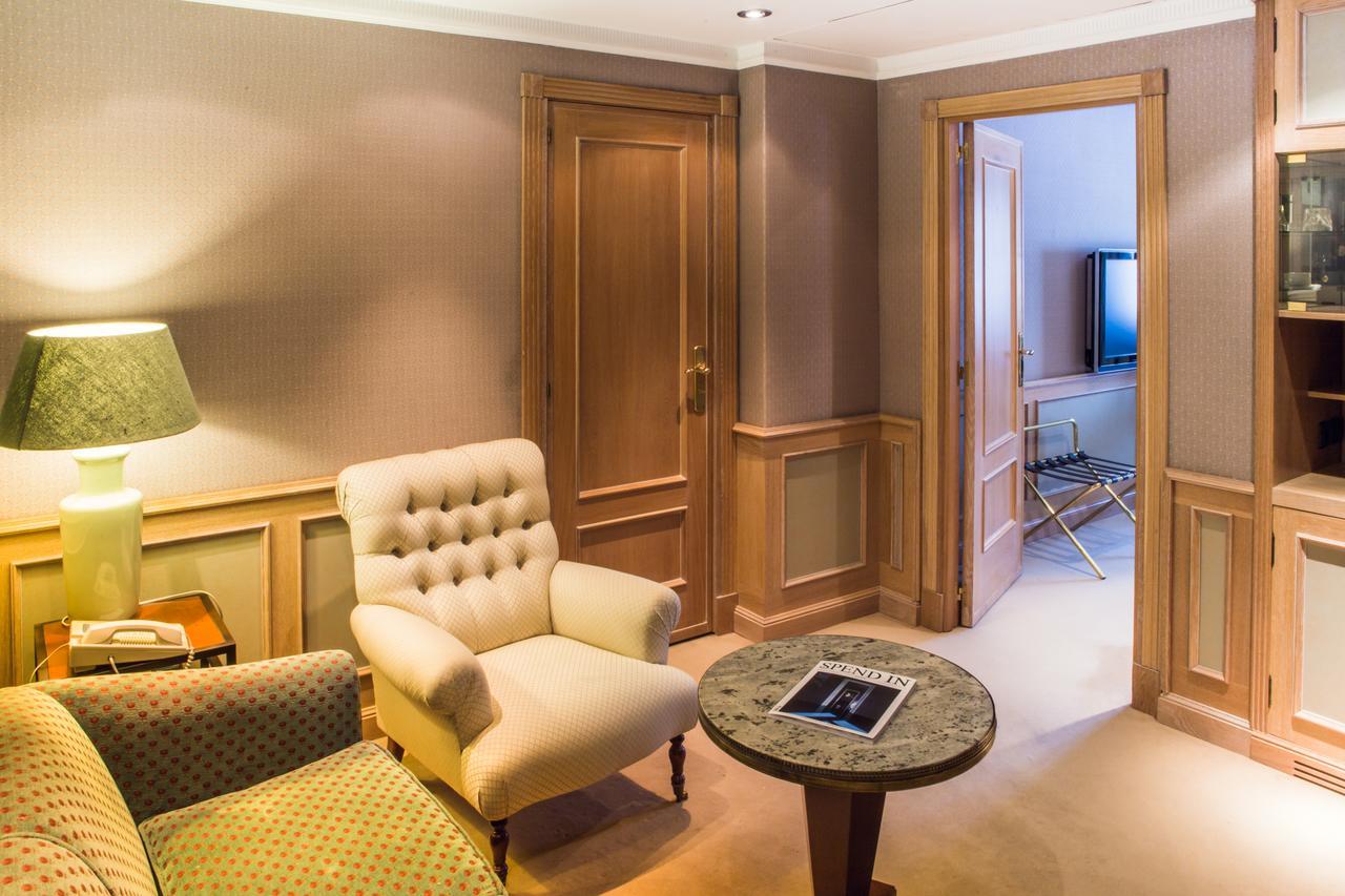 ホテル パラフォックス サラゴサ エクステリア 写真 A suite at the hotel