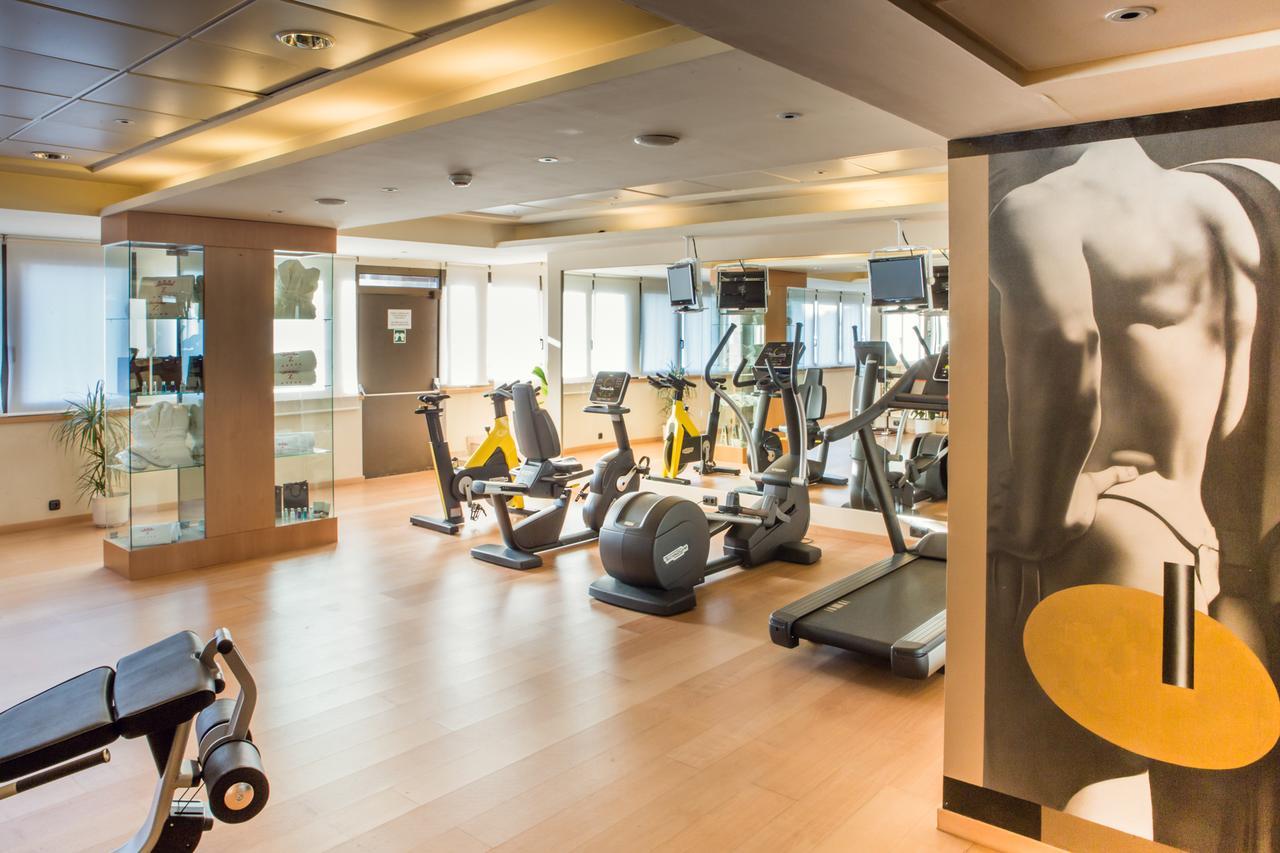 ホテル パラフォックス サラゴサ エクステリア 写真 The gym at the hotel