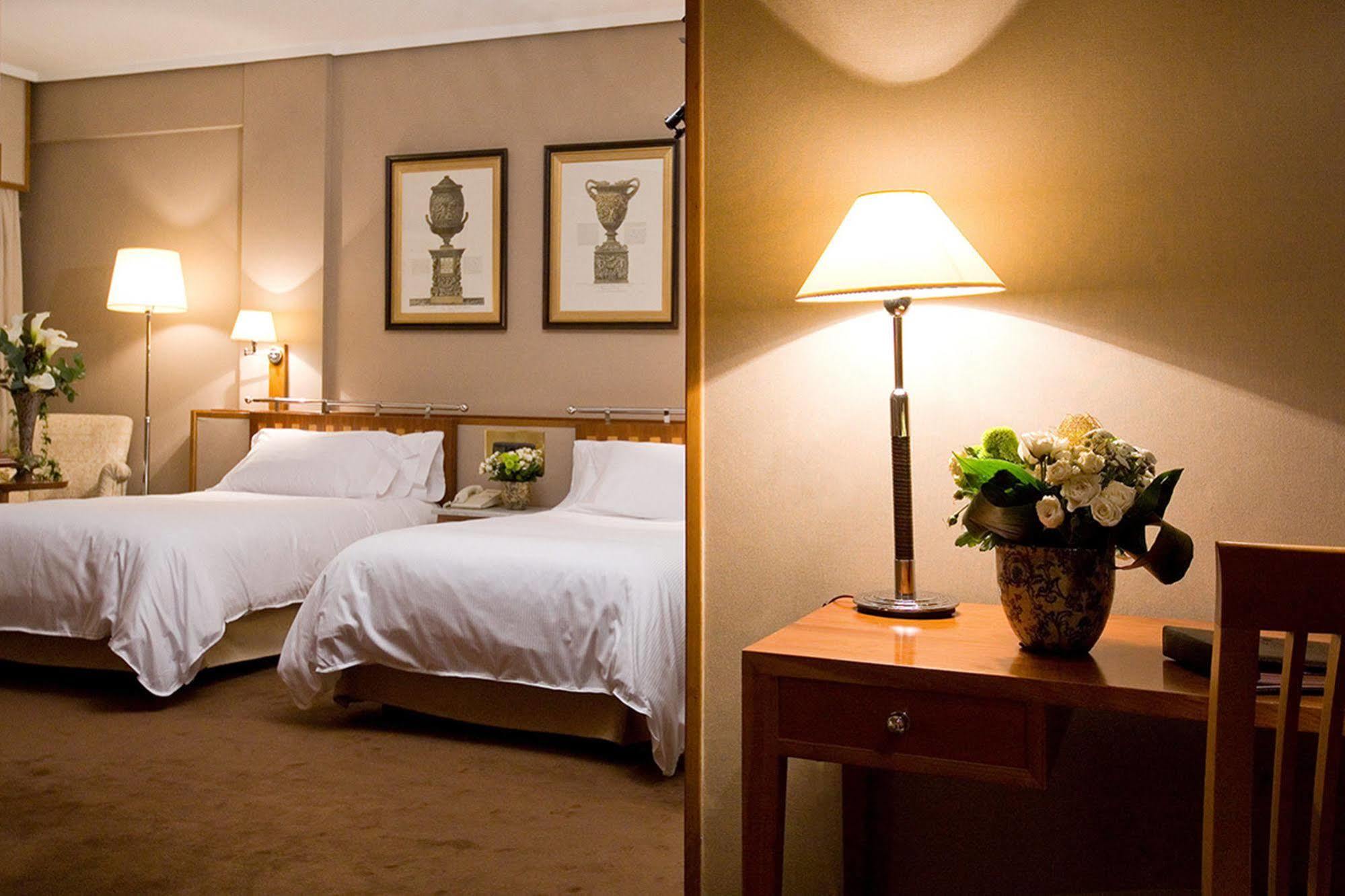 ホテル パラフォックス サラゴサ エクステリア 写真 A room at the hotel