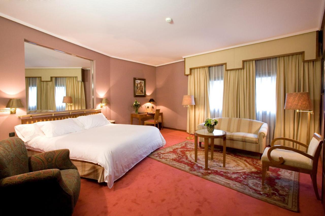 ホテル パラフォックス サラゴサ エクステリア 写真 A room at the hotel