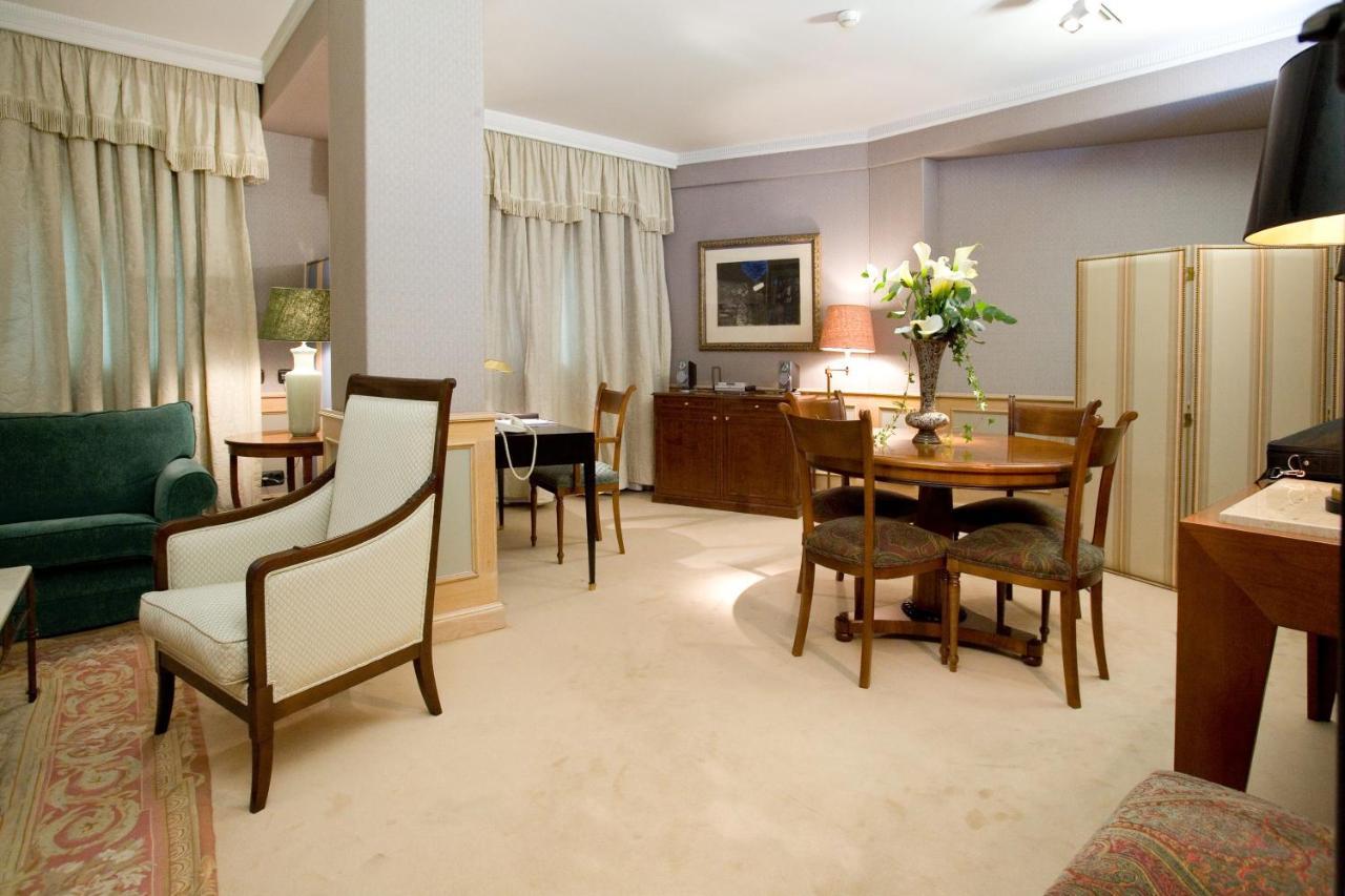 ホテル パラフォックス サラゴサ エクステリア 写真 A suite at the hotel