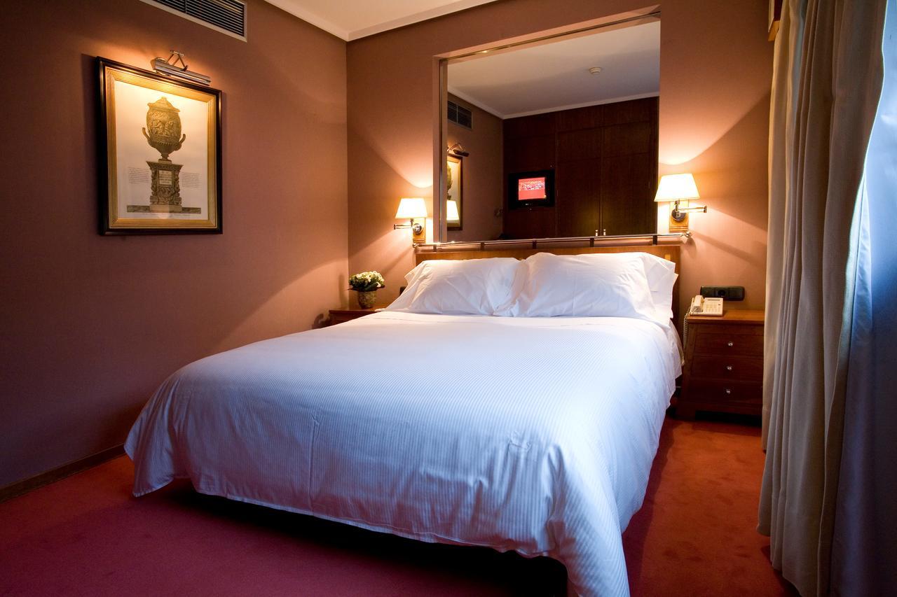 ホテル パラフォックス サラゴサ エクステリア 写真 A bedroom at the hotel